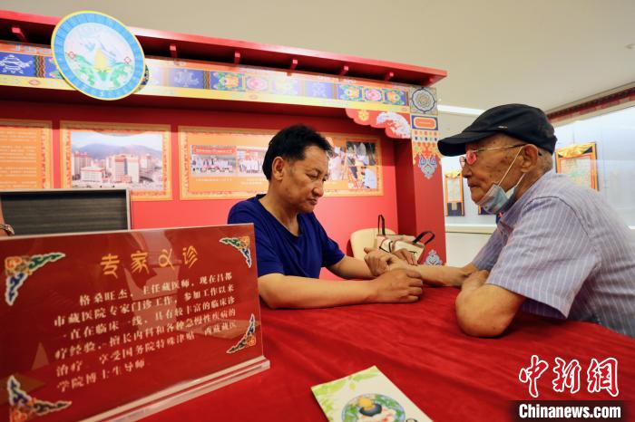 “藏韻瑰寶”藏醫(yī)四部醫(yī)典唐卡珍品展在天津美術(shù)館展出，展覽現(xiàn)場藏醫(yī)專家義診受歡迎。　劉俊蒼 攝