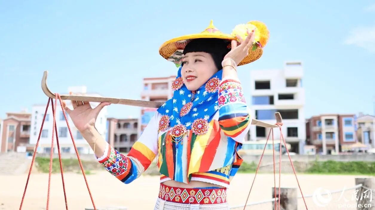 花頭巾包裹，配上寬檐黃斗笠，是惠安女獨特的“防曬套裝”。人民網(wǎng)記者 李昌乾攝