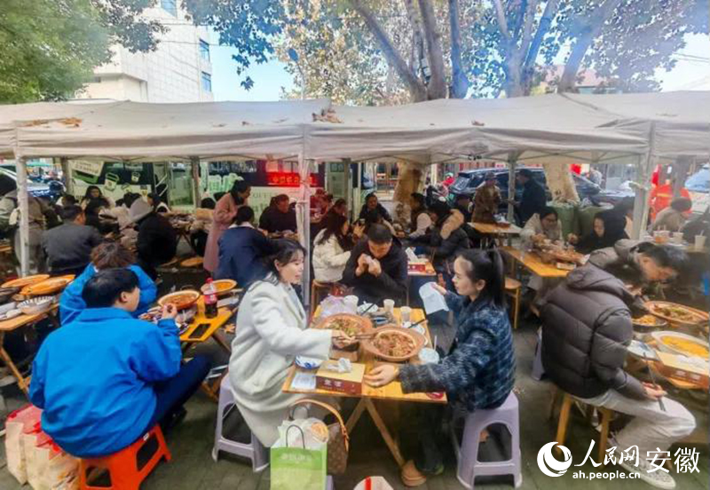 迎春街上，游客們品嘗廣德燉鍋。人民網(wǎng)記者 王銳攝