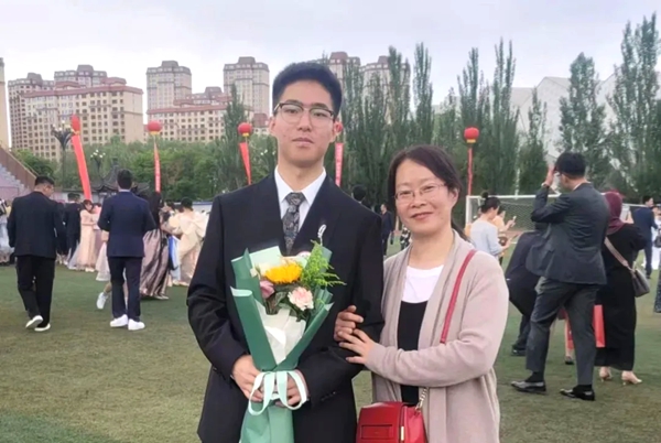劉傲寒和媽媽合影。北航供圖