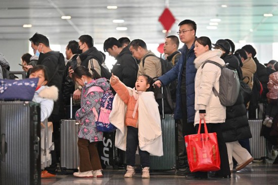 2月3日，家長帶領(lǐng)小朋友在北京豐臺站排隊檢票。新華社記者 宋為偉 攝