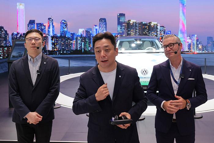 11月17日，上汽大眾汽車有限公司銷售與市場執(zhí)行副總經(jīng)理、上海上汽大眾汽車銷售有限公司總經(jīng)理俞經(jīng)民(中間)參加廣州車展展臺活動。 上汽大眾 供圖