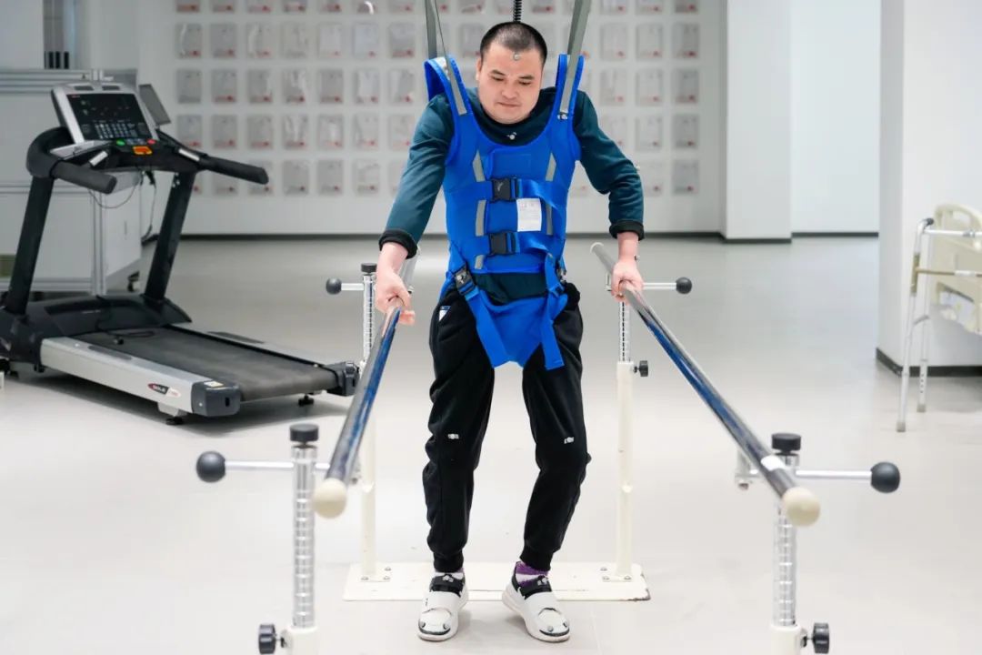 在術(shù)后第14天，患者依靠自身運(yùn)動意圖行走。復(fù)旦大學(xué)供圖