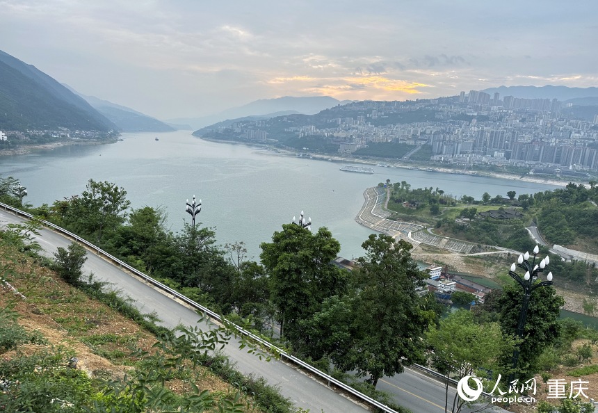 從巫山縣龍門街道江村遠(yuǎn)眺，左側(cè)為三峽里·竹枝村，右側(cè)為巫山縣城。人民網(wǎng)記者 劉政寧攝