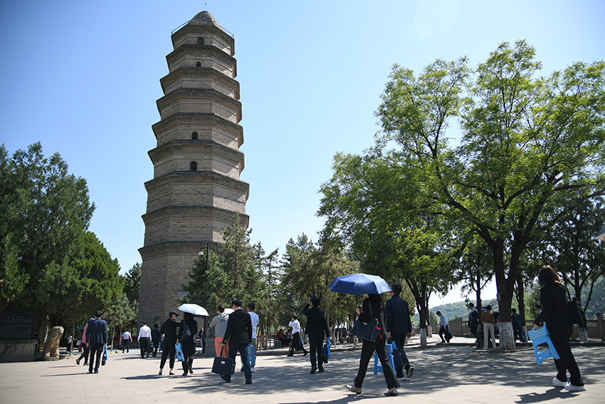 圖為2024年5月7日，游客在延安寶塔山參觀。 新華社記者 張博文 攝