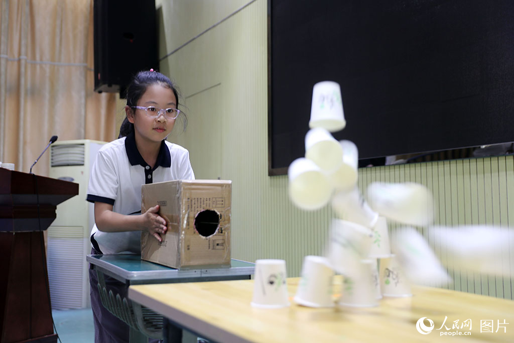 2026年5月29日，天津平山道小學(xué)的學(xué)生利用空氣炮發(fā)射壓縮空氣，擊倒紙杯塔。人民網(wǎng)記者 崔新耀攝