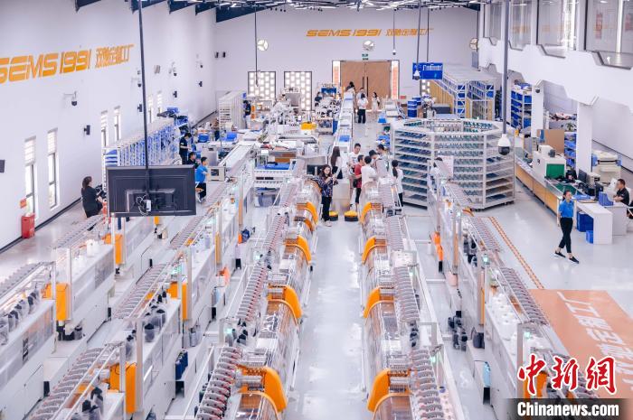 “高質(zhì)量發(fā)展調(diào)研行”主題采訪活動來到福建莆田雙馳鞋業(yè)個性化定制示范工廠?！±钅宪?攝