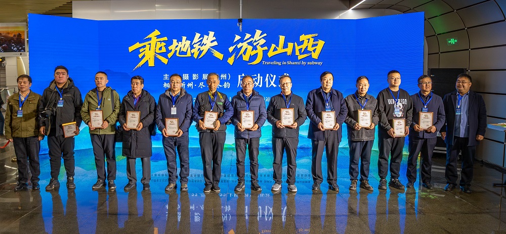 活動(dòng)為參展攝影家頒發(fā)入展證書(shū)。