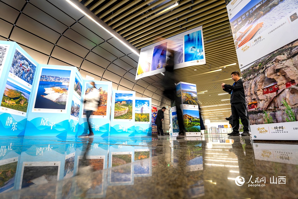 觀眾正在欣賞攝影作品。