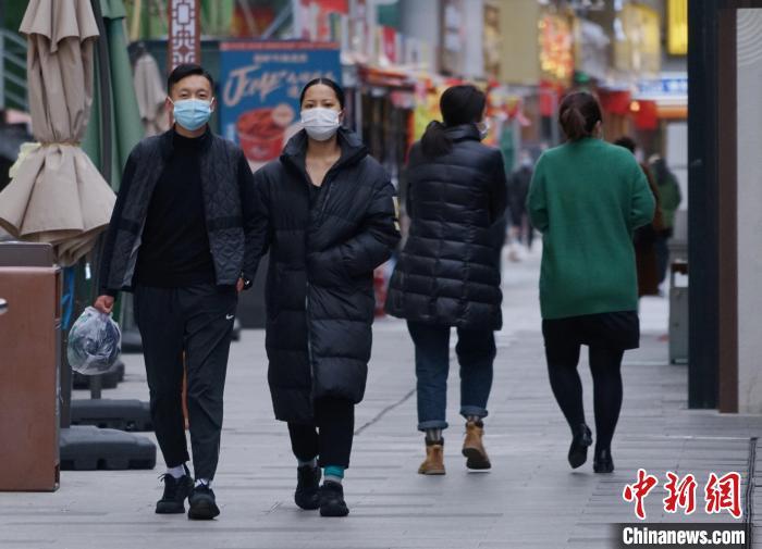 圖為市民穿羽絨服出行?！●R銘言 攝