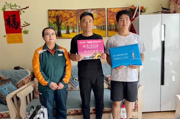 劉傲寒父子收到錄取通知書。北航供圖